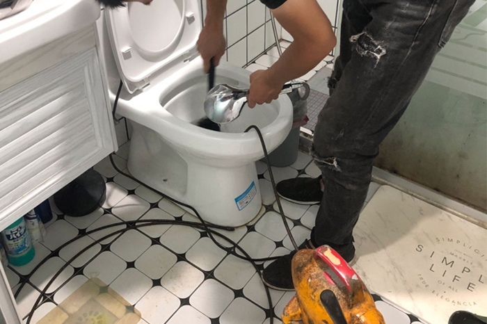 华南热作学院疏通下水道