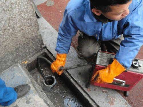 华南热作学院疏通下水道