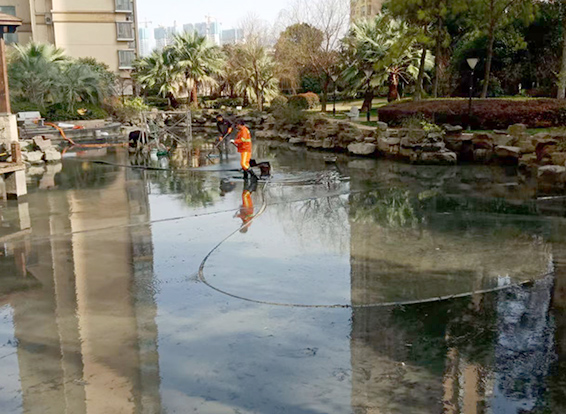 华南热作学院景观池淤泥清理