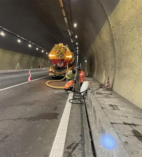 华南热作学院隧道排水渠清淤